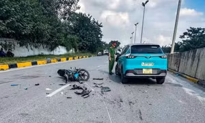 Tránh đường ngập, tài xế taxi đi ngược chiều, xảy ra tai nạn chết người
