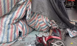Bê tông từ căn nhà đang thi công rơi trúng 2 người đi đường