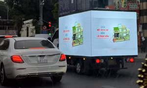 Xe tải gắn màn hình LED quảng cáo chạy giữa phố Hà Nội bị CSGT truy tìm xử phạt
