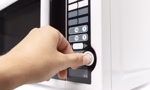 Hâm nóng thức ăn bằng lò vi sóng có làm mất chất dinh dưỡng