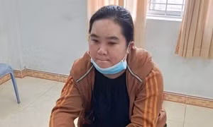 Bắt giữ người phụ nữ buôn 15.000 bao thuốc lá lậu sau 10 tháng lẩn trốn