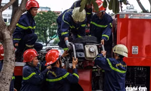 Cháy chung cư ở phường Khánh Hội: Cứu 2 người mắc kẹt và hướng dẫn 300 người thoát ra ngoài an toàn