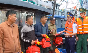 Cảnh sát biển tuyên truyền pháp luật cho người dân