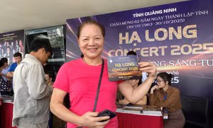 Người dân và du khách xếp hàng trật tự đổi vé “Hạ Long concert 2025”