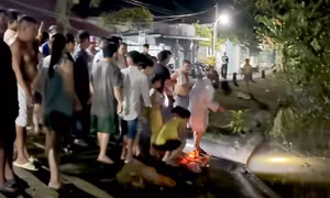 Hai anh em đùa giỡn gần rạch, anh 10 tuổi trượt xuống sông chết đuối