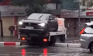 Xử phạt tài xế lái xe cứu hộ trèo qua dải phân cách ngày Hà Nội mưa ngập