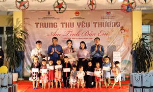 Tặng quà và tổ chức vui Tết Trung Thu cho học sinh vùng cao