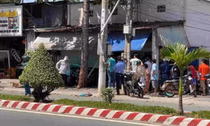 Xe ô tô tông vào nhà dân ở TPHCM, 1 người tử vong