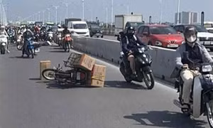 Sau tai nạn giao thông khiến 1 cô gái tử vong, nghi tài xế nhảy xuống sông ở Hà Nội