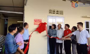 Bàn giao nhà nhân đạo cho hộ gia đình khó khăn tại phường Hồng Gai