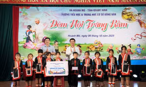 Đồng chí Trưởng Ban Tuyên giáo và Dân vận Tỉnh ủy tặng quà Trung thu cho học sinh  trường Tiểu học và THCS Đồng Văn, xã Hoành Mô