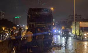 Ôtô đầu kéo bốc cháy ngùn ngụt trên đường vành đai 3