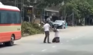 Khởi tố người đàn ông đánh tài xế xe buýt giữa đường ở Nghệ An