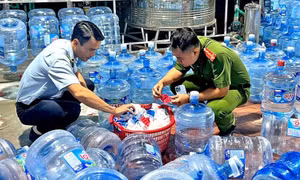Vỏ bình laVie ruột nước máy: 4 người bị bắt