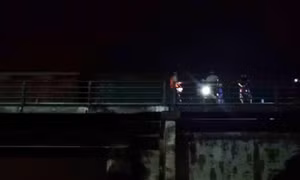 Đi bộ trên đường ray, người đàn ông bị tàu hỏa tông chết