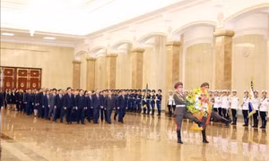 Tổng Bí thư Tô Lâm đặt hoa tưởng nhớ Chủ tịch Kim Nhật Thành và Tổng Bí thư Kim Jong Il