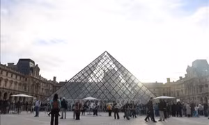 Pháp bắt giữ 2 nghi phạm liên quan vụ trộm tại bảo tàng Louvre