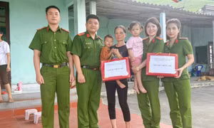  Công an phường Cao Xanh: Tặng 20 suất quà Trung thu cho các gia đình có hoàn cảnh khó khăn