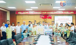 Lãnh đạo Ủy ban Mặt trận Tổ quốc tỉnh thăm, tặng quà Trung thu tại Bệnh viện Bãi Cháy