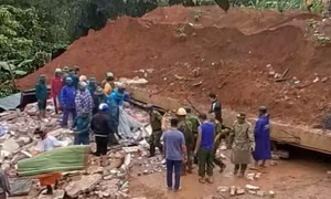 Nhà đang xây bất ngờ sập móng đè nhà hàng xóm, 2 người chết, 2 bị thương