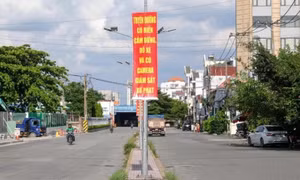 Hàng xóm đậu xe chắn cửa nhà còn thách 'đường Nhà nước, muốn đậu sao thì đậu', giải quyết cách nào?
