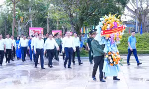 Tổng Bí thư Tô Lâm dâng hoa, dâng hương tại Khu Di tích quốc gia đặc biệt Kim Liên, Nghệ An