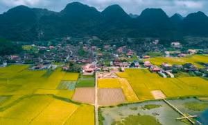 Ngôi làng du lịch tốt nhất thế giới có hàng trăm nhà sàn lợp ngói âm dương cùng quay về một hướng