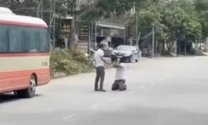 Hành khách bắt tài xế xe buýt quỳ giữa đường và đánh?