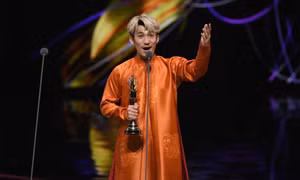 Liên Bỉnh Phát trở thành diễn viên Việt Nam đầu tiên giành giải Kim Chung
