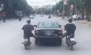 Dùng xe máy đẩy xe ô tô, 2 thanh niên ở Bắc Ninh bị lập biên bản xử lý