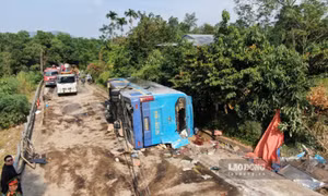 Xe khách mất phanh lao vào taluy khiến 3 người tử vong ở Lào Cai