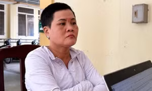 Bắt người phụ nữ giật điện thoại của cụ ông ngồi xe lăn bán vé số ở Tây Ninh