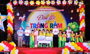 Phó Chủ tịch UBND tỉnh Nguyễn Văn Công tặng quà Trung thu tại Cơ sở Bảo Trợ Chăm sóc trẻ em có hoàn cảnh đặc biệt tỉnh