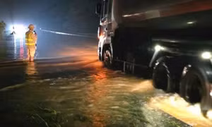 Nước lũ tràn lên cao tốc Hà Nội - Thái Nguyên, có đoạn ngập 30cm, cảnh sát phân luồng xuyên đêm