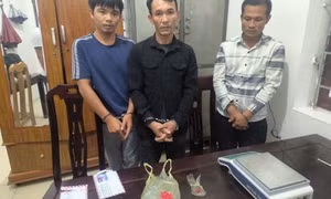 Bắt quả tang 3 đối tượng tàng trữ 103 viên hồng phiến
