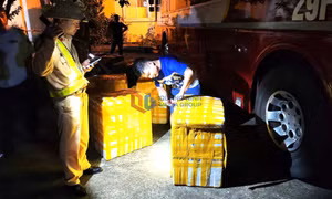 Đội CSGT đường bộ số 1 bắt giữ hơn 350 kg thực phẩm không rõ nguồn gốc xuất xứ