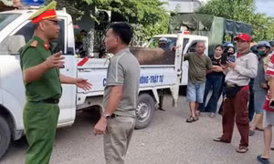 Bắt tạm giam 2 kẻ lái xe bán tải truy đuổi, chặn xe CSGT ở Gia Lai