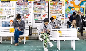 'Làn sóng' siết người trẻ dùng smartphone từ châu Á đến châu Âu