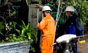 Hà Nội: Nhiều người tê chân tay khi đi qua đoạn ngập nước, nghi rò điện dưới lòng đường