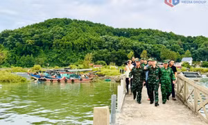 Cục trưởng Cục Cứu hộ Cứu nạn kiểm tra công tác phòng, chống bão tại phường Móng Cái 1