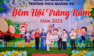 Trưởng Ban Nội chính Tỉnh ủy dự đêm hội trăng rằm tại trường THCS Quảng Hà