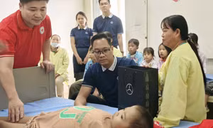 Thăm, tặng quà cho các bệnh nhi tan máu bẩm sinh