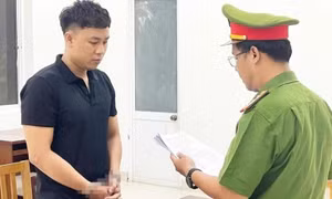 Bắt nghi phạm giả danh công an chặn xe cô gái, ép nhậu say đưa vào khách sạn hiếp dâm