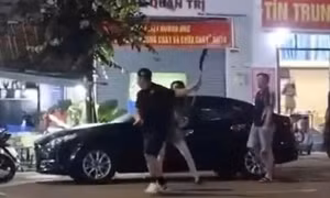 Nam thanh niên ném ly và cầm rựa đuổi chém người vì mời bia không được đáp lại