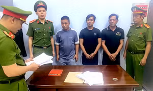 Tạm giữ 3 người trong vụ chặn đầu xe khách tại trạm thu phí