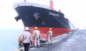 Những người thợ vững tay lái đưa than vượt sóng
