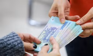 Chuyển công tác giữa năm, nhận tiền thưởng ở đơn vị nào?