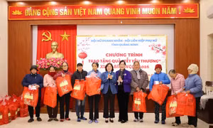 Hội Nữ doanh nhân - Hội Phụ nữ tỉnh trao quà “Tết yêu thương” cho hội viên phụ nữ có hoàn cảnh khó khăn