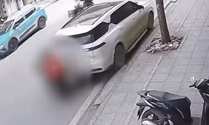 Tạm giữ tài xế lùi ô tô đụng chết 1 phụ nữ