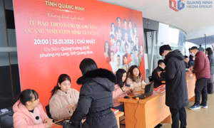 Người dân háo hức đổi vé concert “Tự hào theo Đảng quang vinh - Quảng Ninh vươn mình cất cánh”